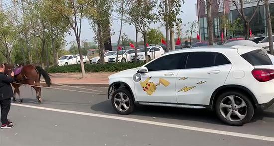 山东一男子马拉汽车维权 4S店：与汽车质量无关联