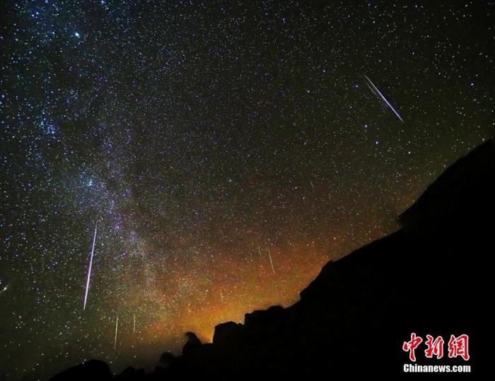 资料图:在青海省大柴旦乌素特(水上)雅丹地质公园内,200余颗流星划过夜空,上演了一场绝美双子座流星雨。(多张照片叠加)王俊峰 摄