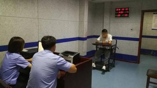 张某在派出所内。警方供图