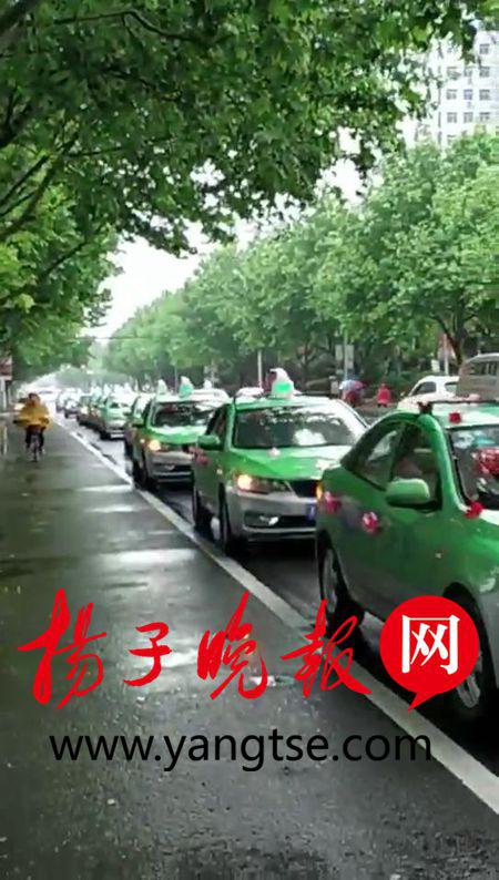 的哥儿子结婚：18台出租车组成义务婚车队伍