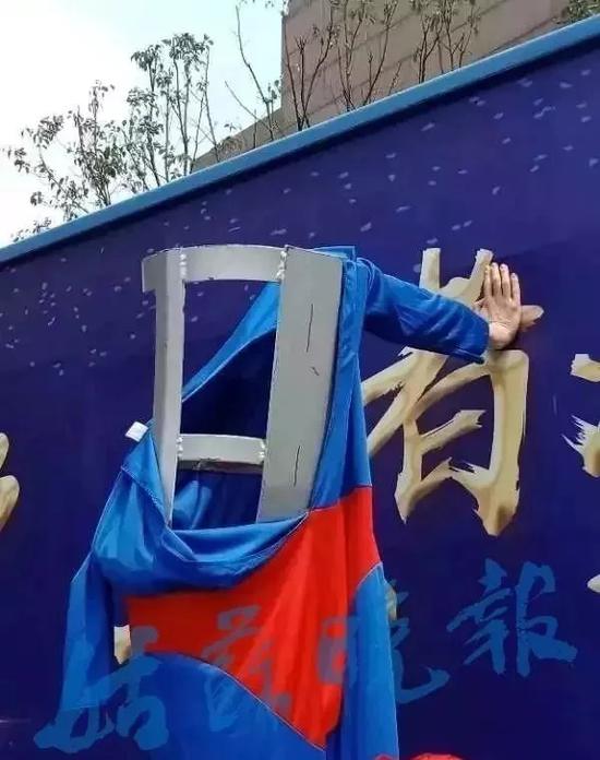 徐州一大巴外“悬浮”一男子 交警截停后发现其“下不来”了