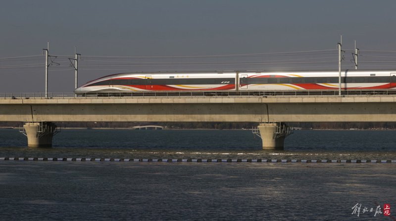 列车飞速行驶在元荡湖大桥上