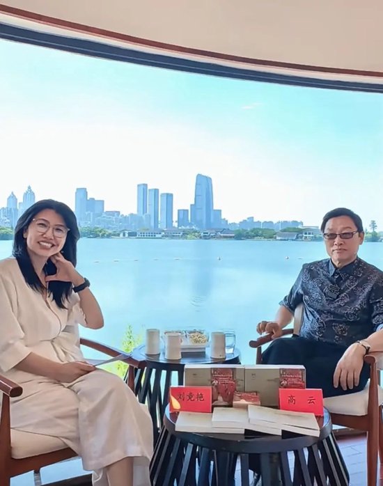 直播对谈场景