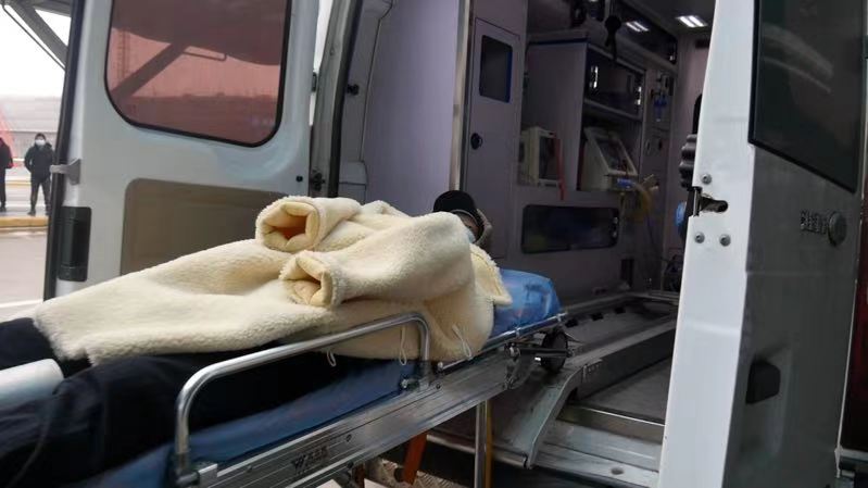 　姚策躺在担架上，正在往杭州树兰医院转运。新京报记者 刘名洋 摄