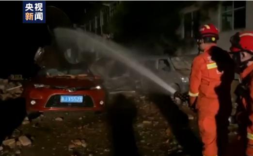 台州消防救援支队黄岩大队消防指战员对残留液化罐体进行稀释