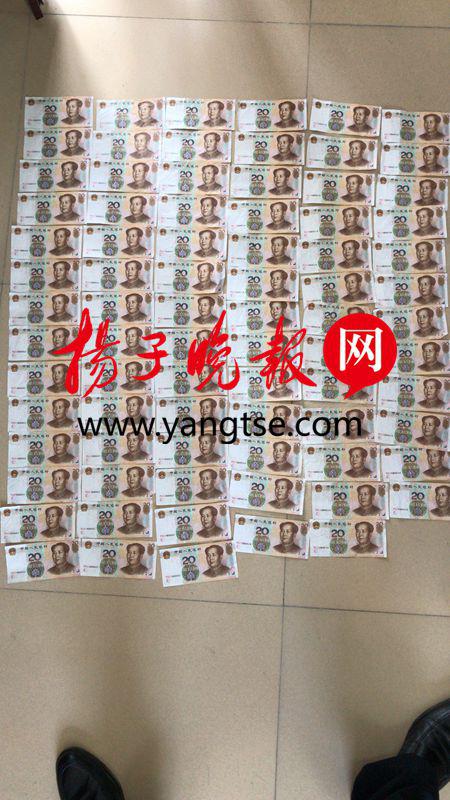 买东西收到假币愤然“理论”  对方塞给他一叠假币让他花