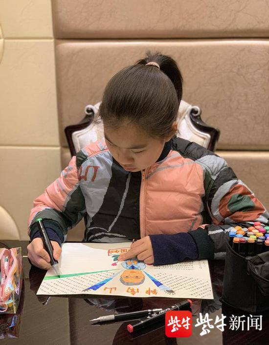 赵李慕子在为钟南山爷爷画画。