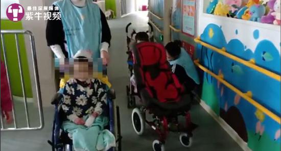 倩岚坐在轮椅上跟记者打招呼