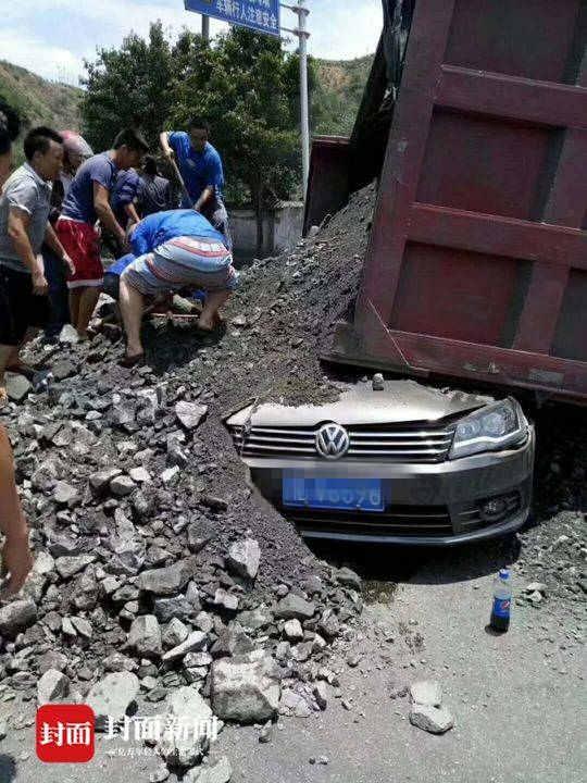 攀枝花一大货车侧翻 6人抢救无效不幸身亡