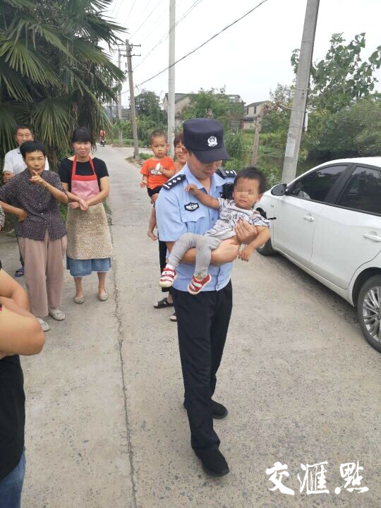 刚会走路的2岁女童走丢了 独自轧马路徒步2公里