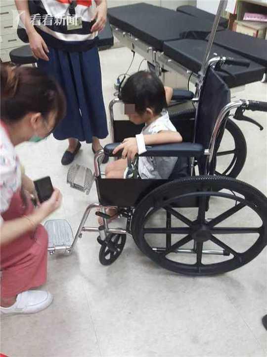 3岁男童遭父亲束带绑阳台 饿到皮包骨抓粪便吃