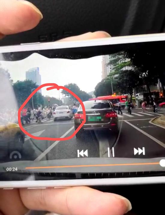 广州致13伤女司机排除酒驾毒驾 自称因拿后排水杯