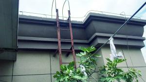 南通一女子欲跳楼轻生 消防公安苦劝3小时救下