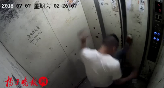 醉酒男子沙撒电梯连环踹 破财上万又刑拘