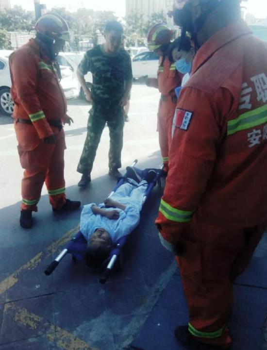 小区停水停电一周 26楼老人被困消防爬楼梯营救