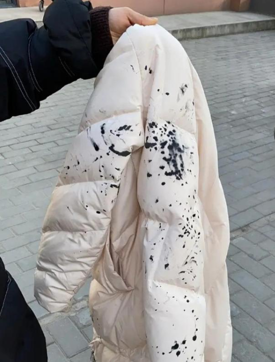 被泼墨的衣服。