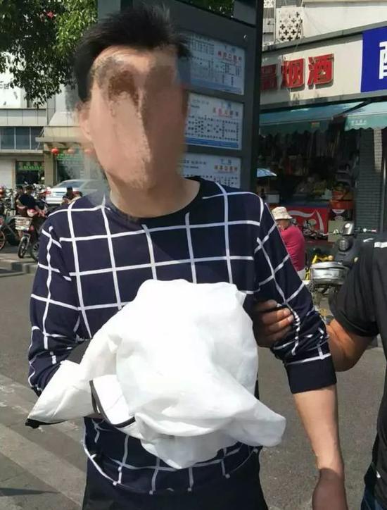 突然遭"袭胸" 姑娘拿起雨伞使出一招