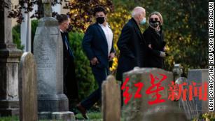 ↑大选日早上,拜登和孙女芬妮根 · 拜登来到墓地为博 · 拜登扫墓。在选举日的早上。图据《纽约时报》