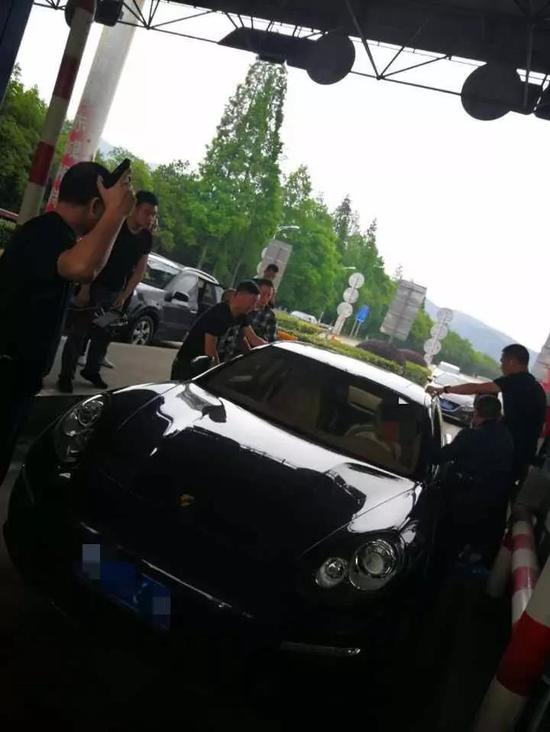 豪宅惊魂！奶奶开保时捷接孙子 连人带车被抢劫