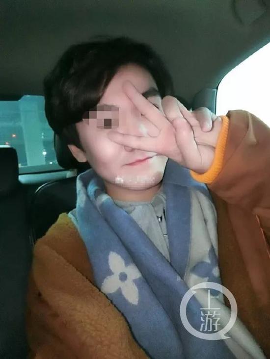 ▲胡某文在微博上发布围着LV围巾的照片。