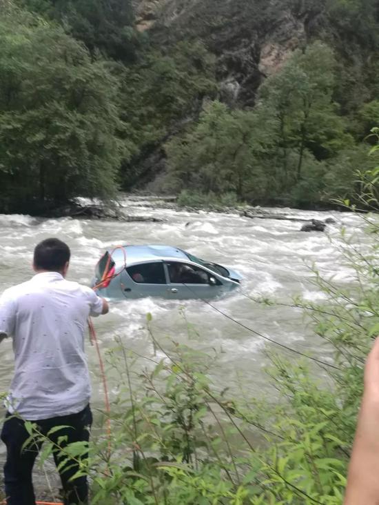 轿车坠入湍急的大渡河 14名淮安老人勇救落水司机
