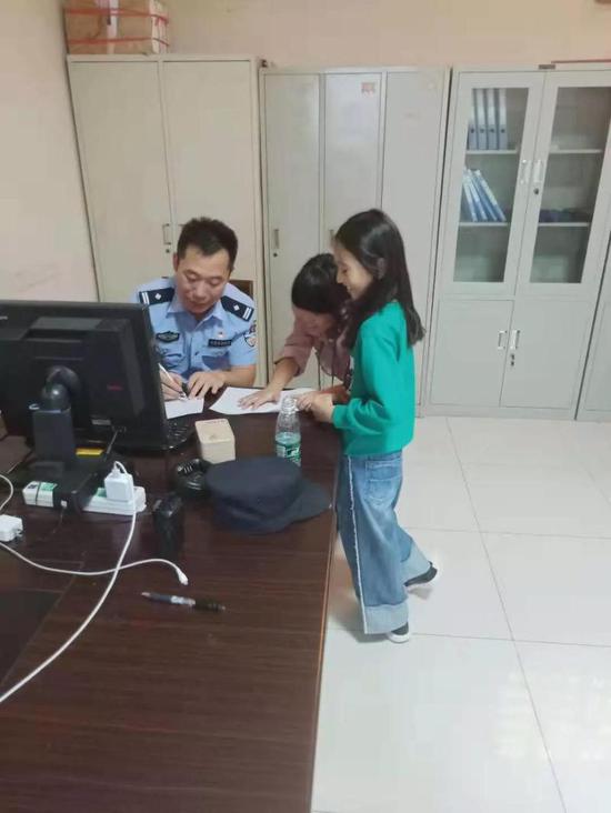 民警:作业这么多,我陪你写写。
