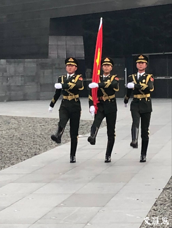 南京大屠杀遇难同胞纪念馆举行升国旗、降半旗仪式