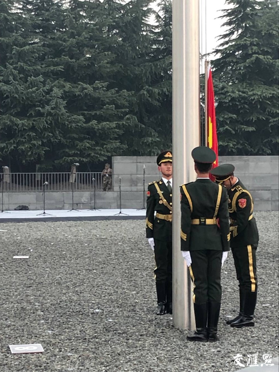 南京大屠杀遇难同胞纪念馆举行升国旗、降半旗仪式