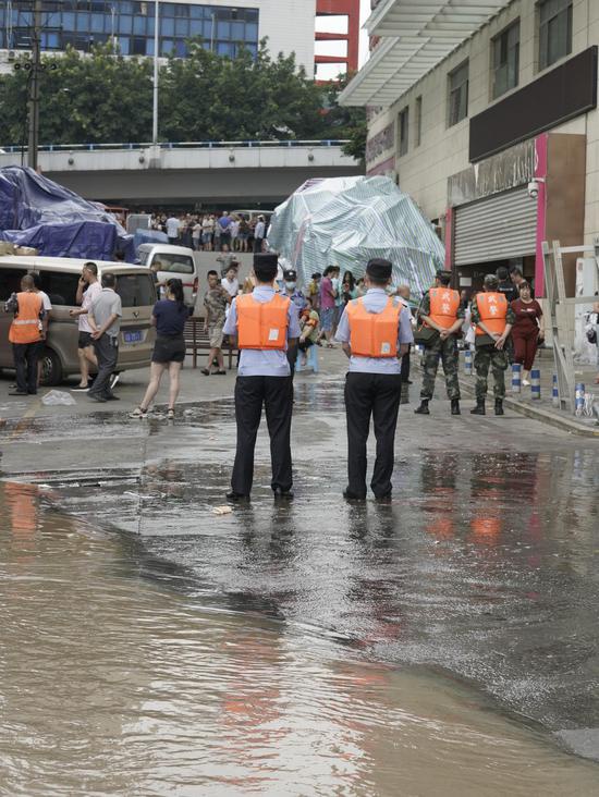 民警在执勤。