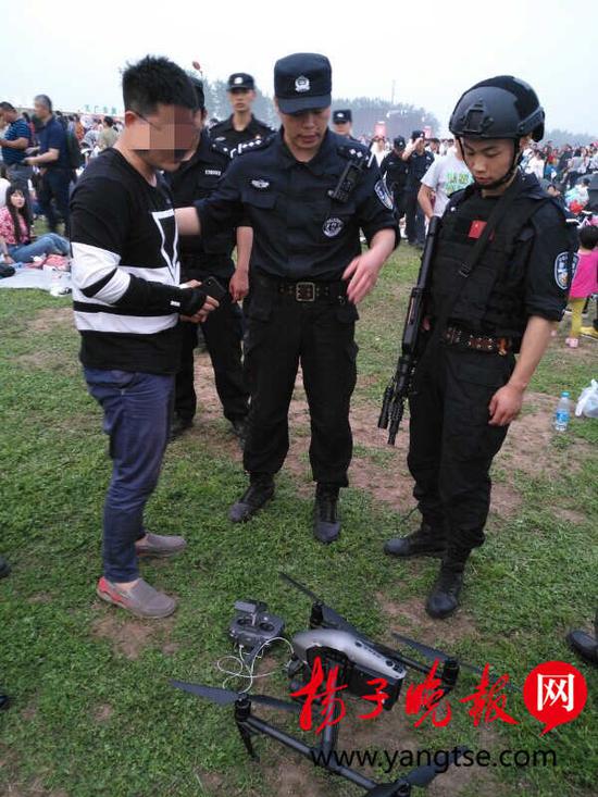 多架无人机“黑飞”音乐节上空 警方无人机依法拦截