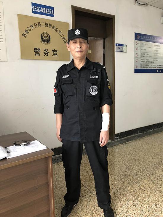 南京保安抱住轻生患者被咬下一块肉:只想着不能松手