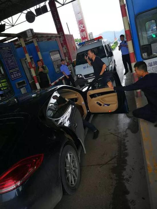 豪宅惊魂！奶奶开保时捷接孙子 连人带车被抢劫