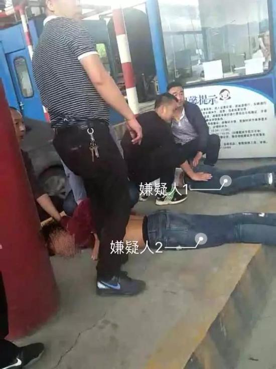 豪宅惊魂！奶奶开保时捷接孙子 连人带车被抢劫