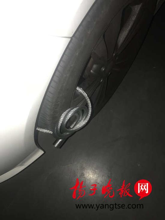 电话叫挪车半小时无应答 女子一气买锁锁车轮