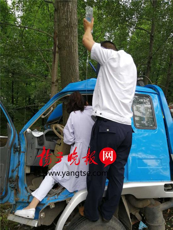 车祸现场 120司机举一个多小时吊瓶进行施救