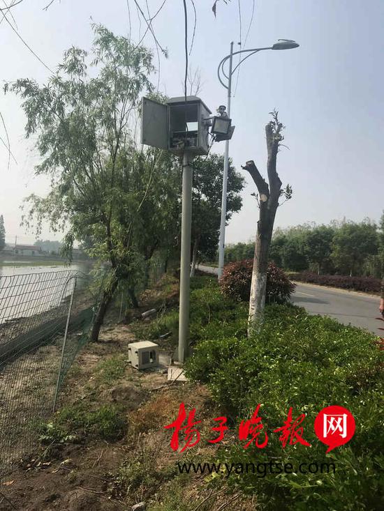 图为被“暴力破坏”的测速设备。永聪 摄