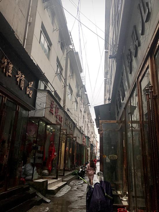 二楼三楼原本都是机器轰鸣,如今已归于平静。