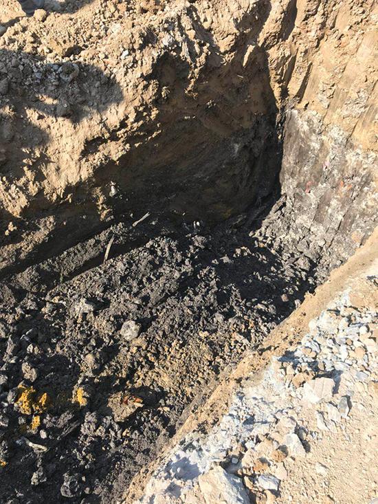 常州金坛一工业园被曝偷埋化工废料 现场挖出刺鼻黑土