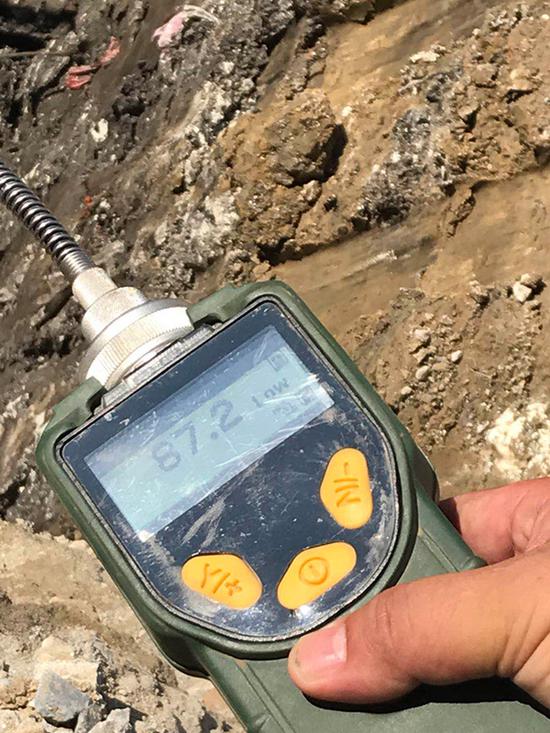 常州金坛一工业园被曝偷埋化工废料 现场挖出刺鼻黑土