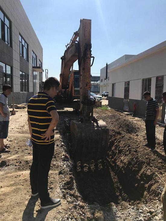 江苏一工业园被曝偷埋化工废料 污染土壤测出强碱性