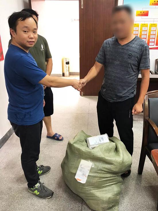 深夜捡40余件快递 “的姐”空驶20公里上交