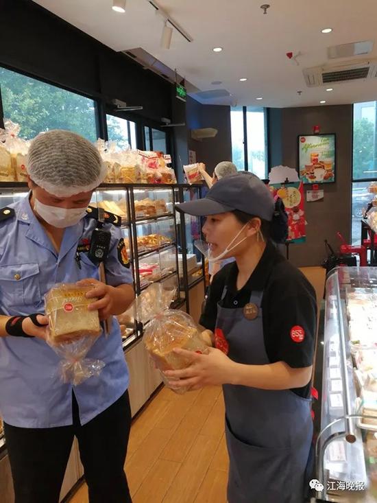 执法人员发现货架上有一袋无生产日期的面包