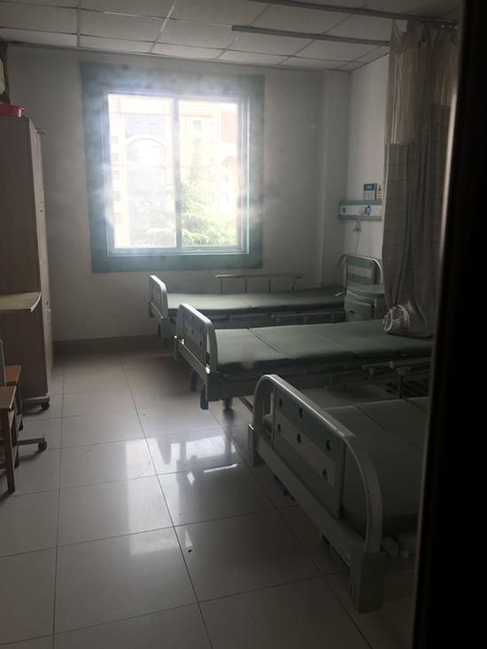 住院病房内空无一人,记者探访时病床上床单都没铺上。 澎湃新闻记者邱海鸿图