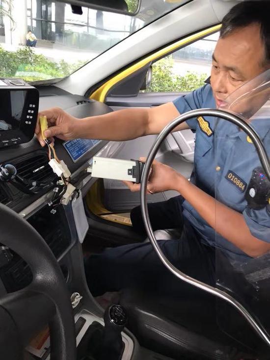 出租车违规安装“加速器” 按住遥控器公里数呼呼跑