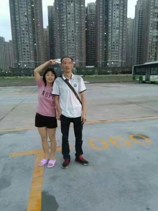 周菊梅和丈夫合影