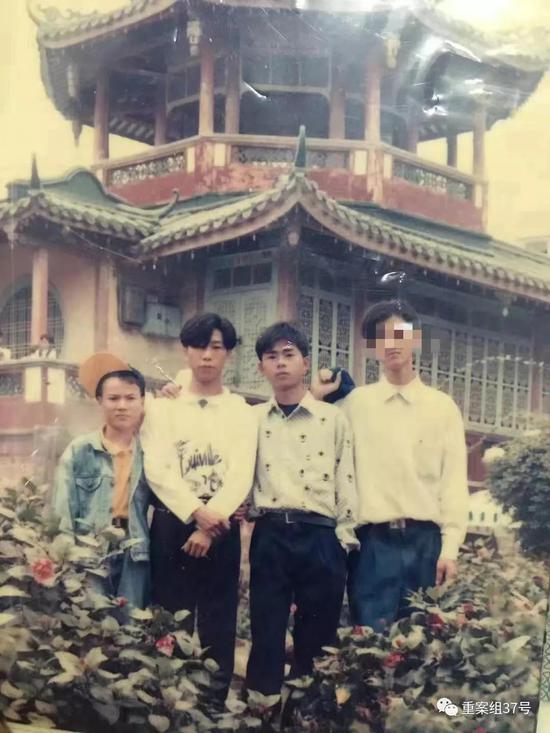 林晓明、林卫东、林浩平等人年轻时合影。受访者供图