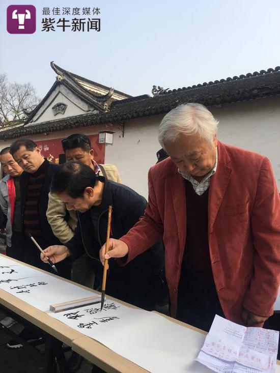 陈继万在写甲骨文书法