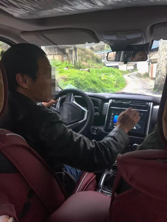 ▲陈建荣(化名)带记者去他的作坊,在车上他讲述了洞藏酒的内幕