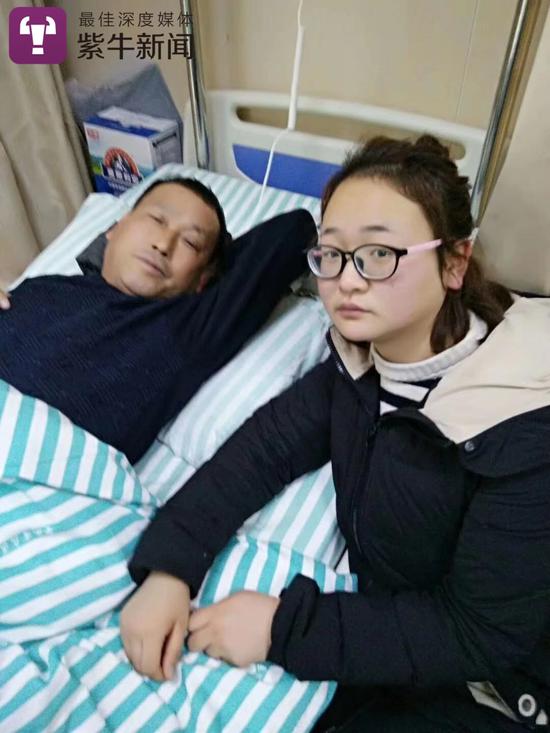 女孩赵姗在医院看望受伤老人