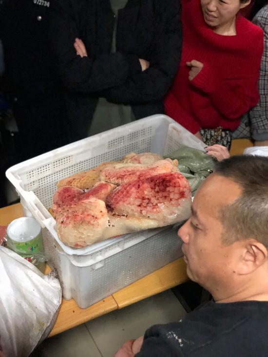 学生家长在成都七中实验学校小学部食堂后厨发现的问题食材。 受访者供图